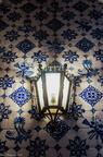 alte Lampe auf portugiesischen Azulejos Fliesen