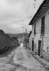 Hauptstraße durch ein Bergdorf, Peru