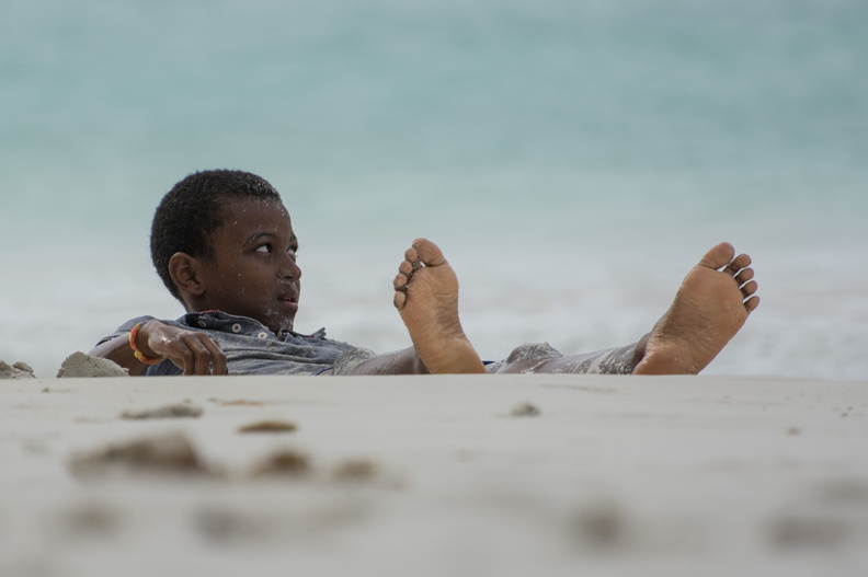 Seychellen - Junge am Strand