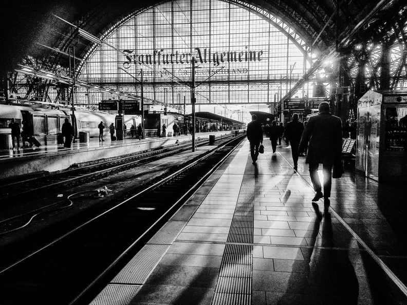 Menschen am Bahnhof/Frankfurt