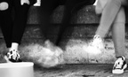 Mädchen schlagen Füße übereinander am Schlossbrunnen