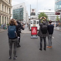 Checkpoint Charlie  hat offen und alle machen Fotos!