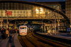 Berlin: Hauptbahnhof - Vorsicht bei der Einfahrt des Zuges