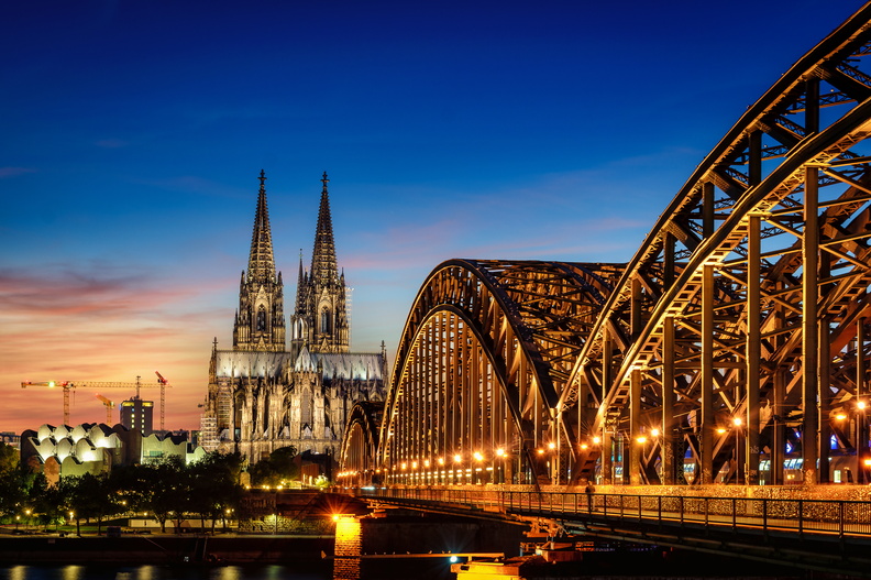 Köln: Dom bei Sonnenuntergang