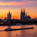 Köln: Der Himmel brennt