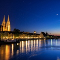 Regensburg: Sichelmond zur Blauen Stunde