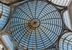 Blick hoch in die Glaskuppel d Galleria (23_Napoli)