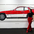 Künstlerin Marion Eichmann vor ihrem Werk Porsche 924