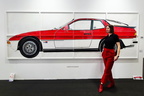 Künstlerin Marion Eichmann vor ihrem Werk Porsche 924