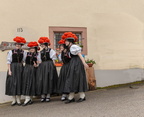 nach der Feier trifft man sich v d Kirche(24_Kirnbach)